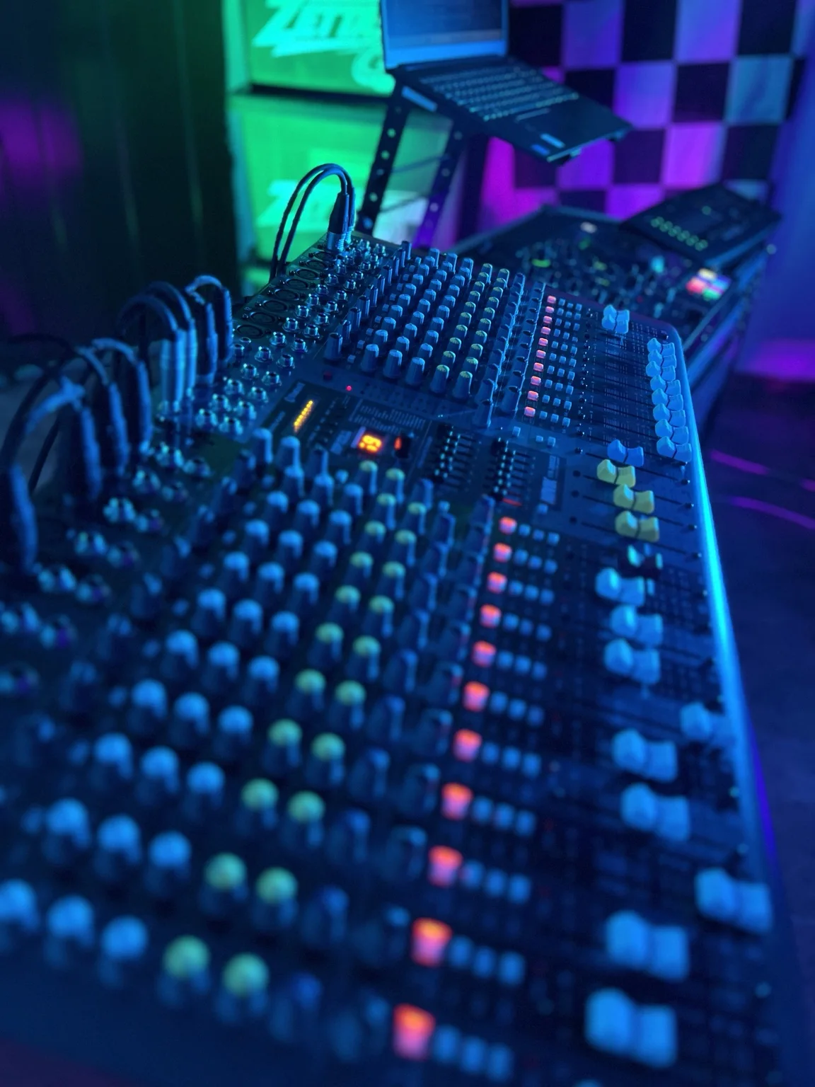 Fotografía real del equipamiento Zetta Sound 1