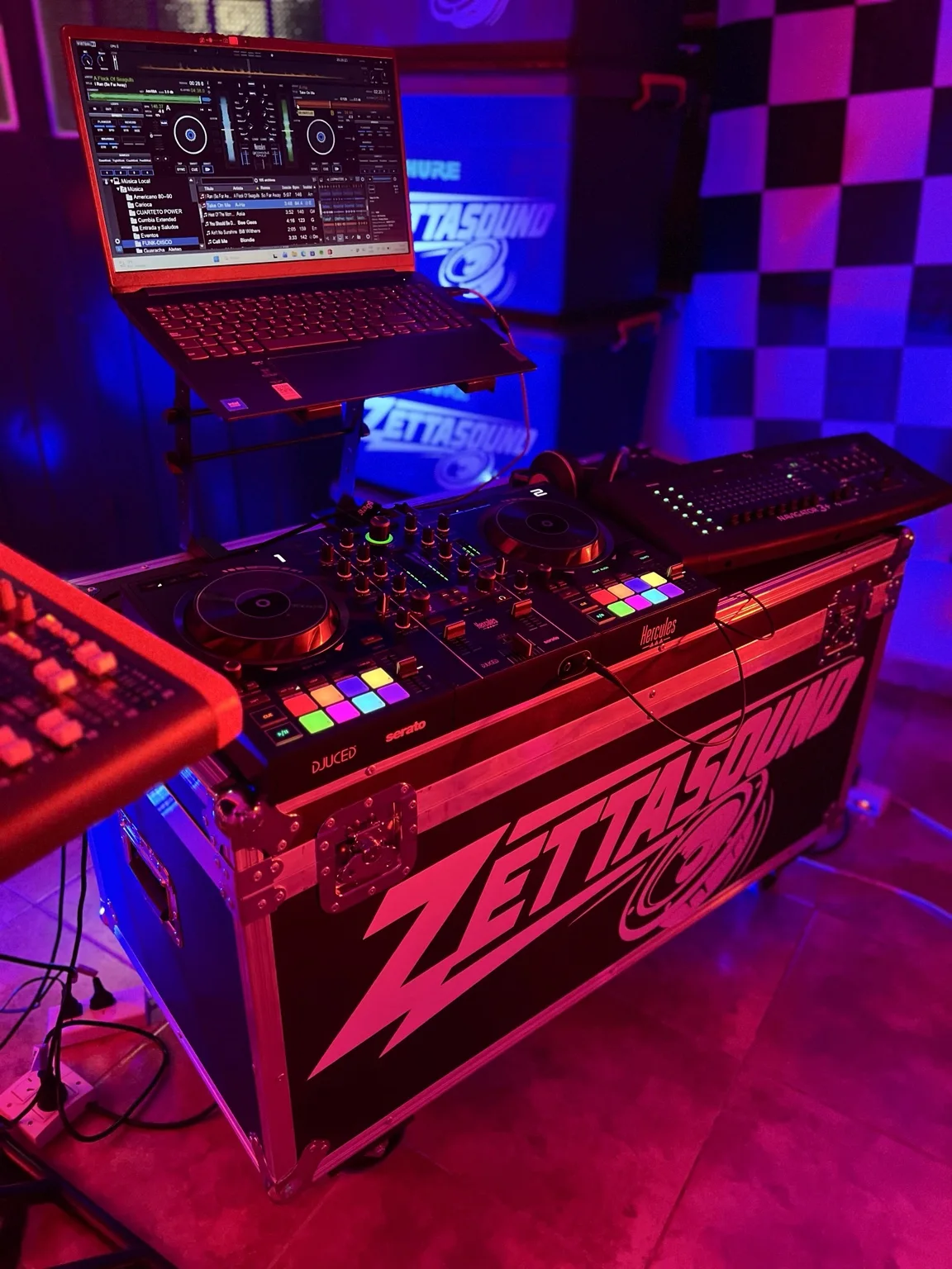 Fotografía real del equipamiento Zetta Sound 5